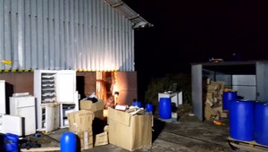 V skladoch na západe i východe našli podozrivé chemikálie. Ide zrejme o drogové laboratórium