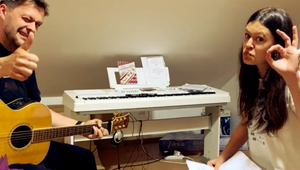 Futbalová hymna v podaní dcéry známeho jojkára! Dievčina sa nezdá!