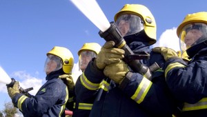 Šialenec začal strieľať po hasičoch. Tí pomáhali pri požiari