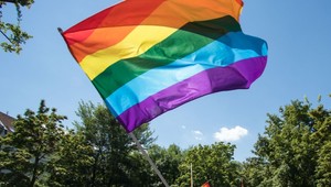 Brutálny útok na koncerte pre dúhovú vlajku: Spevákovi zlomili sánku