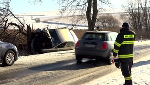 Vodič na klzkej ceste nabúral do stromu. V aute sedela aj tehotná žena
