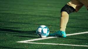 Anglickým futbalistom zmizli kopačky a lopty
