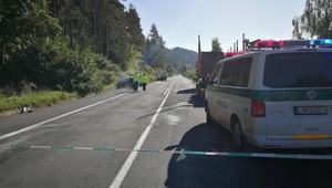 Tragická zrážka kamióna s osobným autom. Cestu pri Hybe uzavreli
