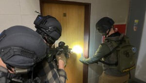 Agresor sa vyhrážal zbraňami a samovraždou. Polícia ho zastrelila