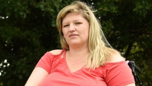 Ženy jej obrovské prsia závidia, ona kvôli nim trpí: Mega hrudník ju pripútal na vozík!