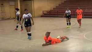 Preskočilo jej? Brutálny kop do krku v podaní nežnejšej polovičky ľudstva...