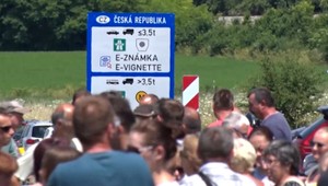 UZATVÁRANIE HRANIČNÝCH PRIECHODOV: Protesty, nadávky a nespokojnosť