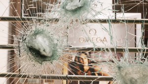 Briti majú vandalov dosť, chystajú vodné delá a náboje