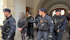 Polícia navrhla obžalovať 16-ročného mladíka z vraždy dvoch predavačiek v Hradci Králové