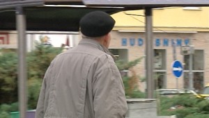 Okradli 75-ročného dôverčivého dôchodcu