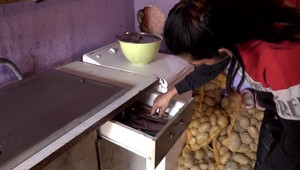 Hádka medzi partnermi sa skončila krvavo. Žena svojho druha bodla nožom