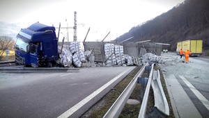 Kamión vytlačil z cesty auto, dievča (9) skončilo v nemocnici