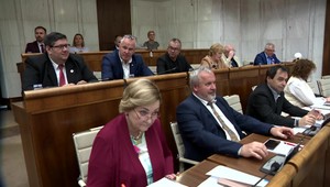 Vládna koalícia schválila vyplatenie trinásteho dôchodku. Opozícia žiada pre seniorov aj ďalšiu finančnú pomoc