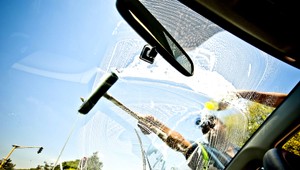 Kameň v čelnom skle nepoteší. Najťažšie je nájsť vinníka