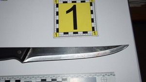 Žena bodla nožom svojho manžela. Napadnutiu predchádzala hádka pre údajnú neveru