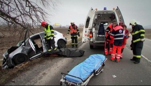 Ponáhľal sa zastúpiť kolegyňu. Náraz do stromu neprežil!