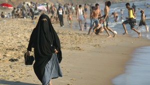 Cannes zakázalo moslimkám nosiť plavky zakrývajúce celé telo