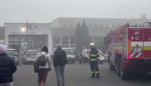 Strednú školu museli evakuovať. Anonym tam nahlásil bombu