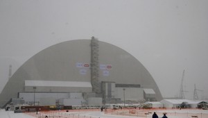 Zničený reaktor Černobyľskej jadrovej elektrárne zakrýva nová ochranná kupola