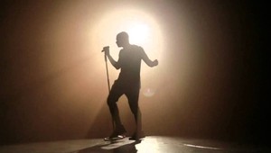 Slávny spevák nakazil ženu genitálnym oparom