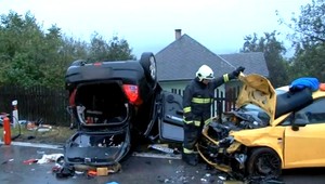 Čelná zrážka v Rožňave, auto prerazilo oplotenie a skončilo na streche