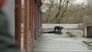 Vyskočila z jedenásteho poschodia