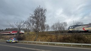 Vlaky sa tesne vyhli zrážke pri Liptovskom Hrádku. Zastali len pár metrov od seba