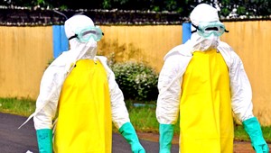 Obete eboly po smrti bozkávajú príbuzní