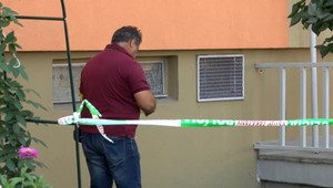 Muž neprežil pád z okna. Na rukách mu ale našli rezné rany