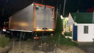 V Rimavskej Sobote neovládateľný kamión poškodil motorest. Úradovala poľadovica