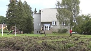 V škôlke neďaleko Prievidze vyčíňalo stádo diviakov. Školské ihrisko za pár hodín zorali