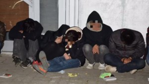 FOTO: Policajti v Michalovciach našli 16 ľudí natlačených v dodávke