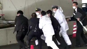 Výbuch počas návštevy premiéra: Museli ho evakuovať