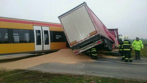 Vlak sa v Zemianskej Olči zrazil s kamiónom
