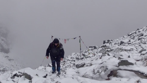 Počasie vo Vysokých Tatrách sa vymklo kontrole. Na dážď a sneh si trúfli len odvážni turisti