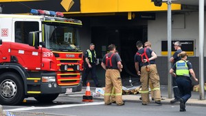 Mladík sa zapálil v banke, zranil pritom 26 dospelých i deti