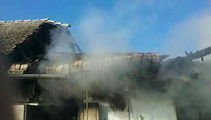 Pri požiari rodinného domu bojoval o život muž. Plamene sa rozšírili do viacerých miestností