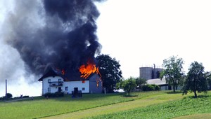 Mama hrdinka! Z horiaceho domu zachránila tri deti