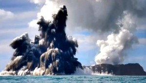 Podvodná sopka vybuchla, erupcia pripomína stenu z popola