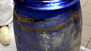 Juhočeskí policajti vyšetrujú desivý nález. Našli sud, v ktorom bola mŕtvola Slováka