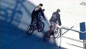 Dvaja cyklisti zrazili chlapca. Polícia zverejnila video a žiada o pomoc pri ich stotožnení