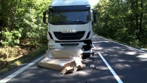 Kamionistu ohrozoval gauč. Uvoľnil sa z prívesného vozíka a letel priamo na neho