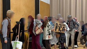 Kauza školského karnevalu má dohru. Študenti a dôchodcovia si vysvetlili svoje postoje