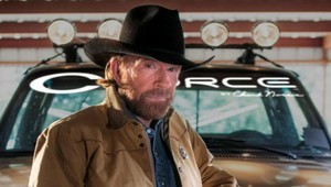 Toto video valcuje internet: Legendárny Chuck Norris a jeho presná muška!