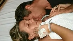 Zázrak v dotyku matky: Kate prebrala svoje novorodené dieťa k životu!