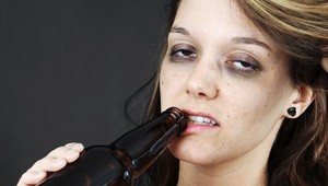 Policajti našli na ulici opitú ženu, bol s ňou v mraze aj jej malý syn oblečený v pyžame