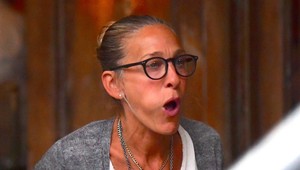 Kašle na to, že vyzerá ako teta: Spoznali by ste na týchto FOTO seriálovú Carrie?