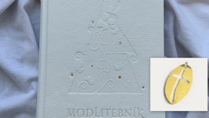 Oceníte ho ako darček: Práve vyšiel unikátny Modlitebník a k nemu zlatý prívesok