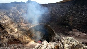 Vulkanológ skúmal sopku, spolu so sprievodcom do nej spadol