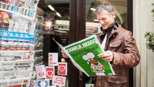 Charlie Hebdo si robí žarty z pádu lietadla s Alexandrovcami